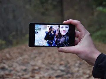 La distancia a la que colocas la cámara al sacarte un selfie influye en lo bien que saldrás en la foto La distancia a la que colocas la cámara al sacarte un selfie influye en lo bien que saldrás en la foto