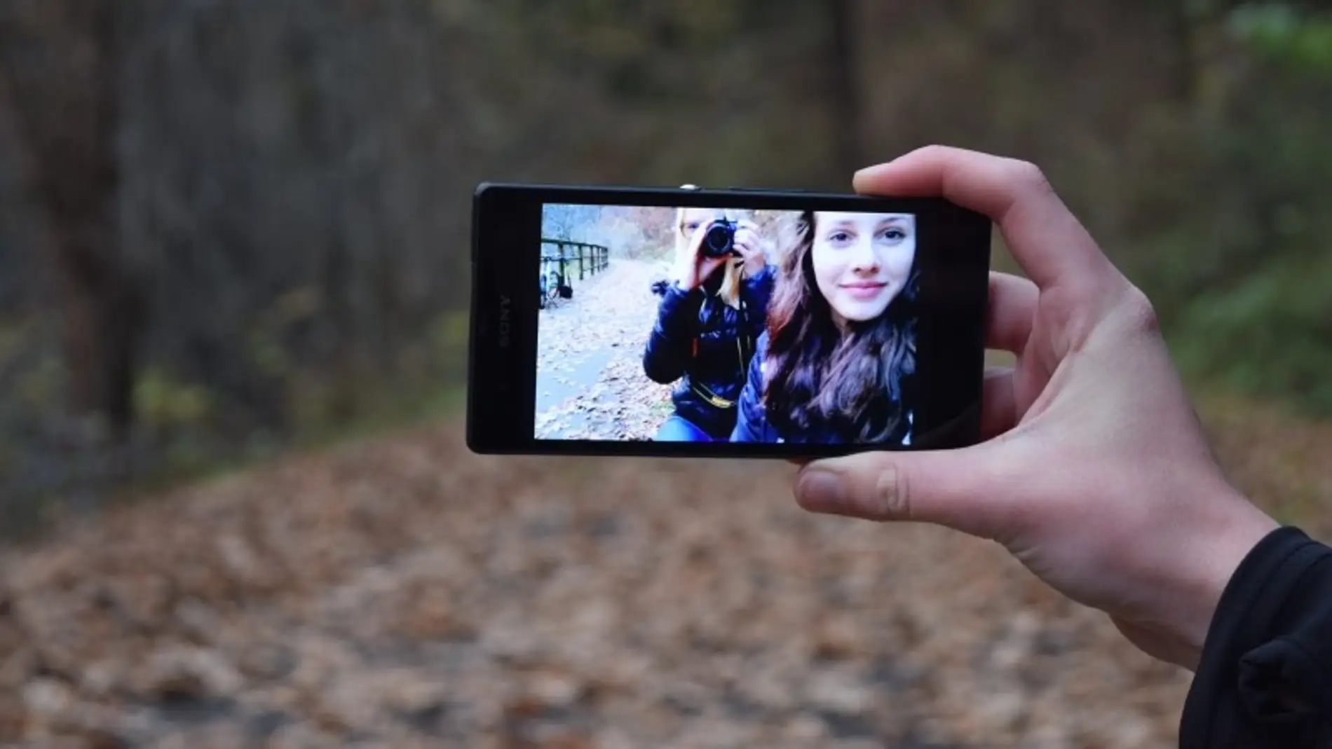 La distancia a la que colocas la cámara al sacarte un selfie influye en lo bien que saldrás en la foto
