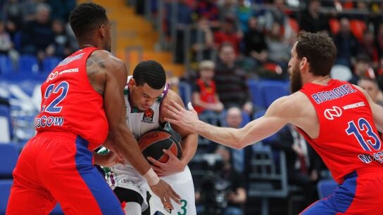 Sergio Rodr&iacute;guez y Kyle Hines tratan de frenar a Ray McCallum