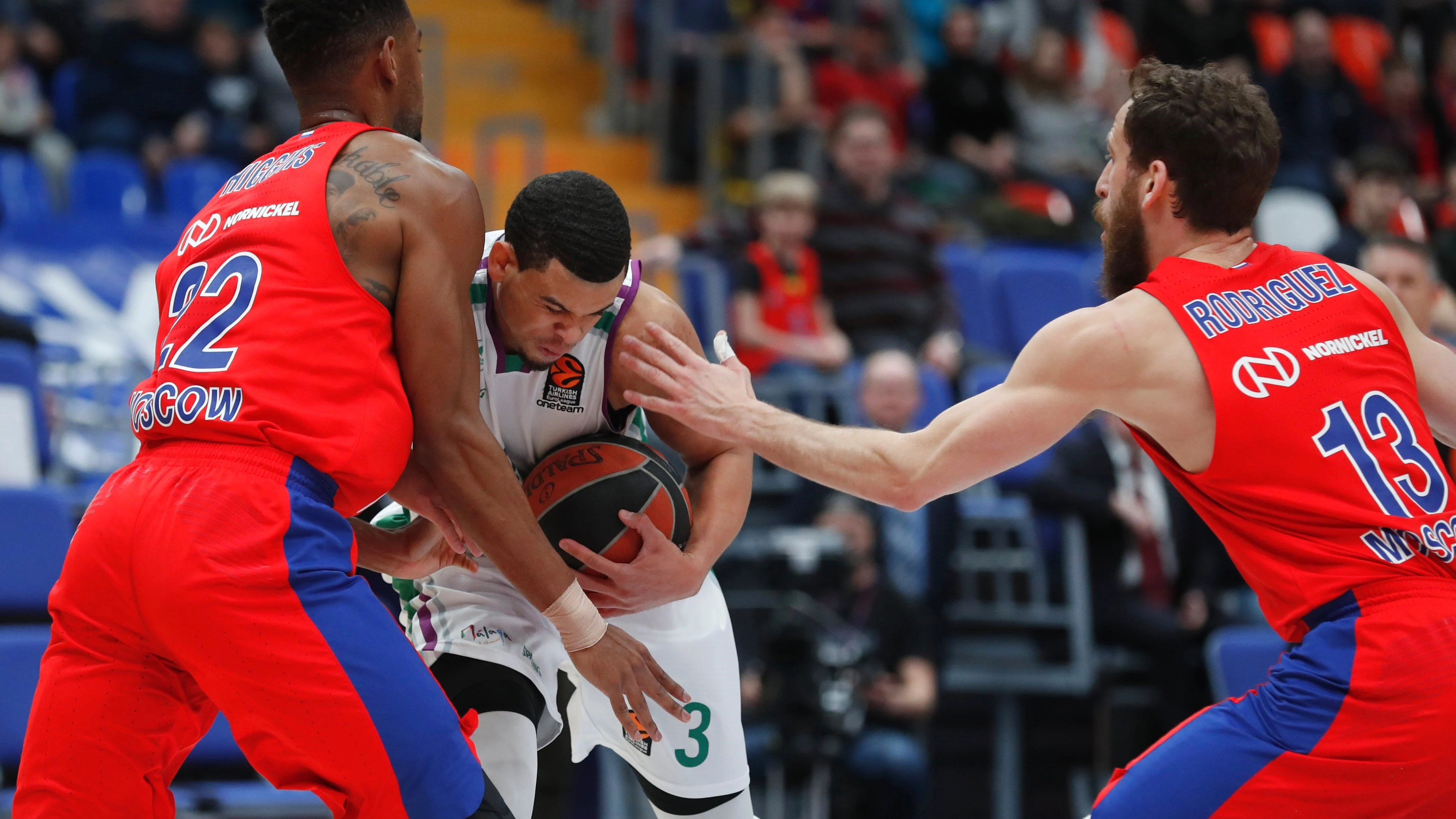 Sergio Rodríguez y Kyle Hines tratan de frenar a Ray McCallum Sergio Rodríguez y Kyle Hines tratan de frenar a Ray McCallum