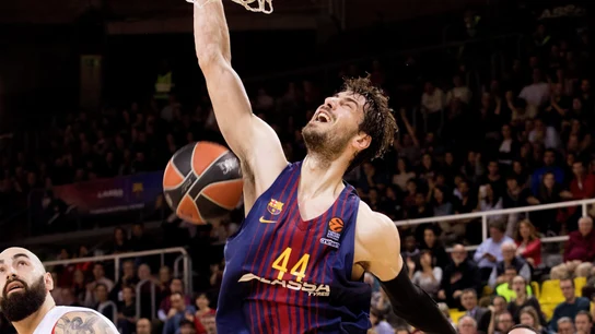 Ante Tomic machaca la canasta del Estrella Roja Ante Tomic machaca la canasta del Estrella Roja