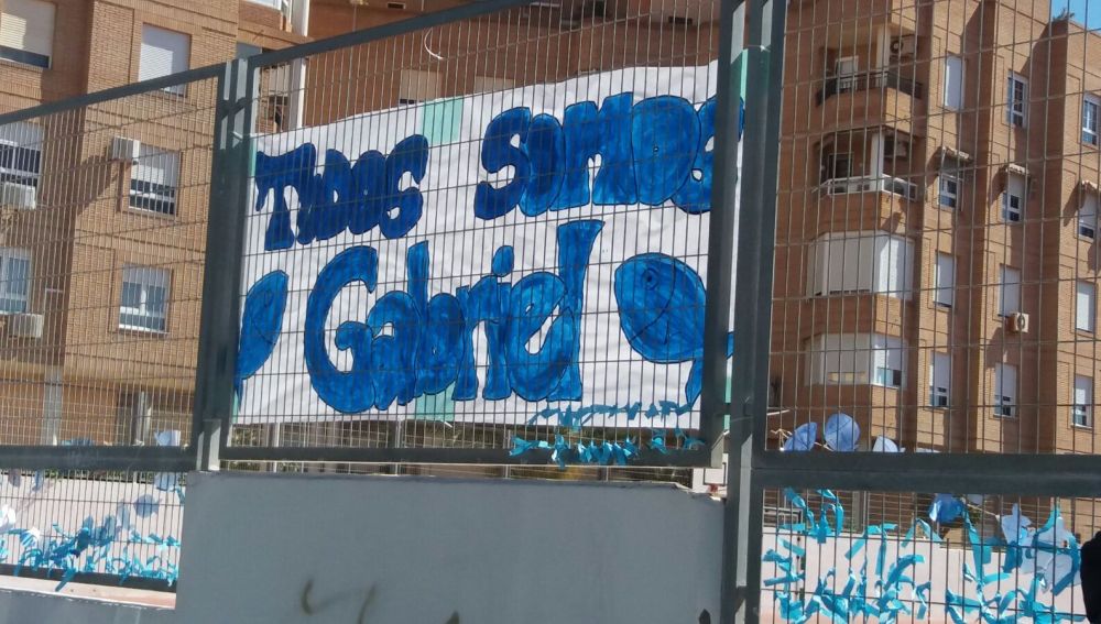 Pancarta en el colegio de Gabriel Cruz