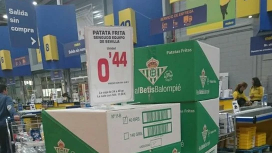 Cartel de Makro con el Betis de protagonista Cartel de Makro con el Betis de protagonista
