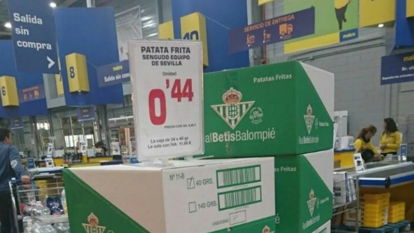 Cartel de Makro con el Betis de protagonista Cartel de Makro con el Betis de protagonista