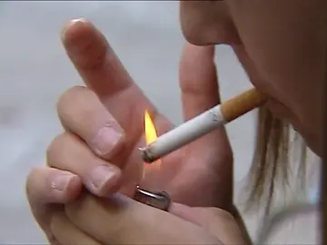 Una mujer fumando Una mujer fumando