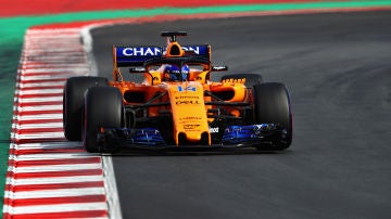 Fernando Alonso, rueda con el McLaren en Montmeló