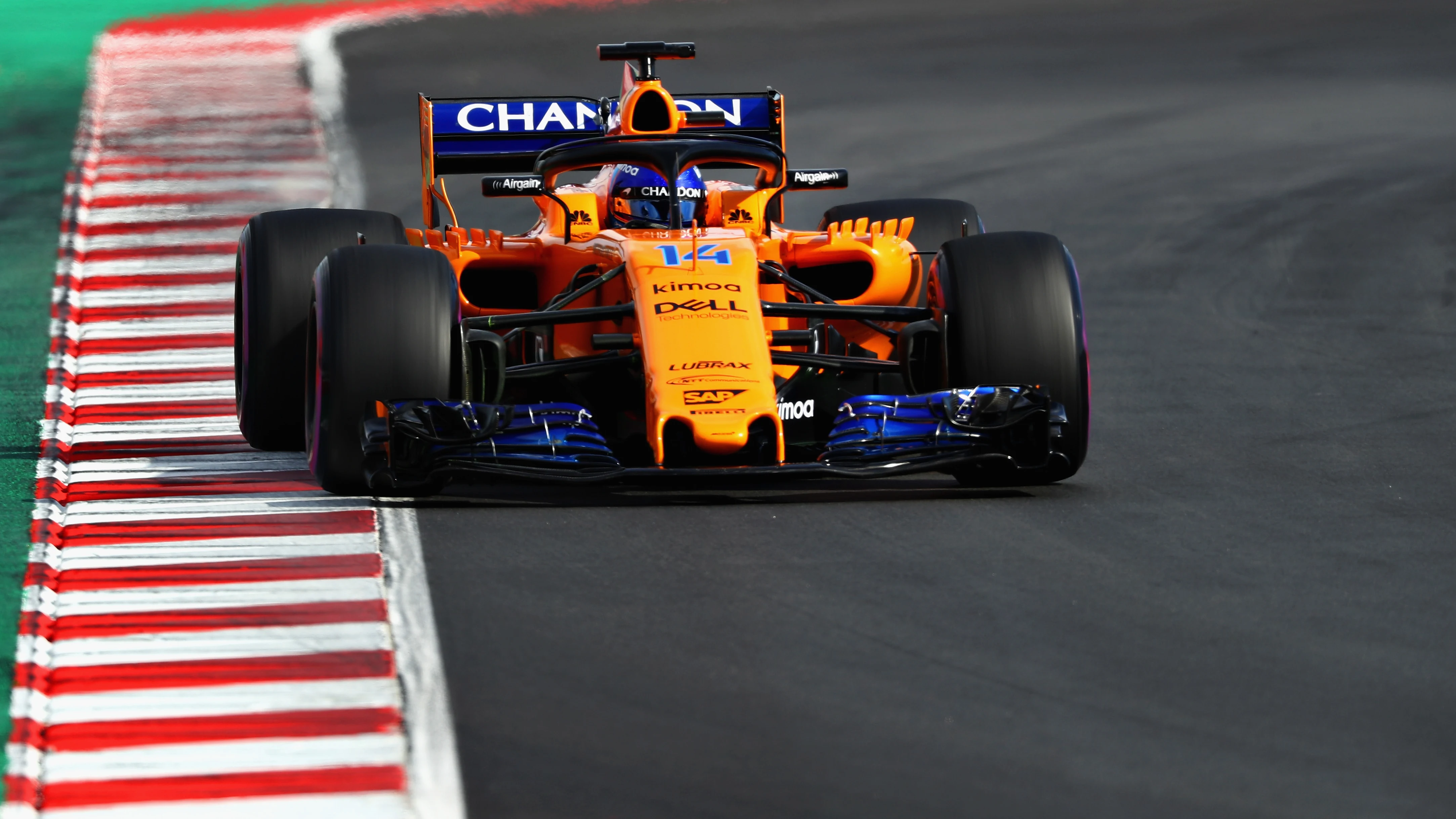 Fernando Alonso, rueda con el McLaren en Montmeló