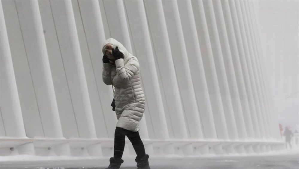 Una mujer se refugia del frío durante el temporal de Estados Unidos