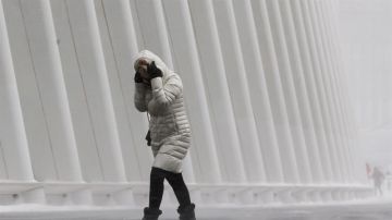 Una mujer se refugia del frío durante el temporal de Estados Unidos