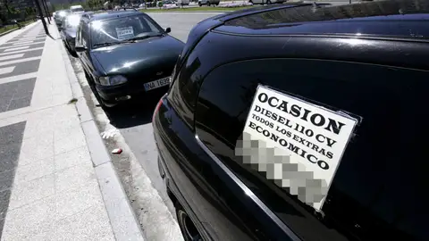 Coche en venta Coche con cartel de se vende