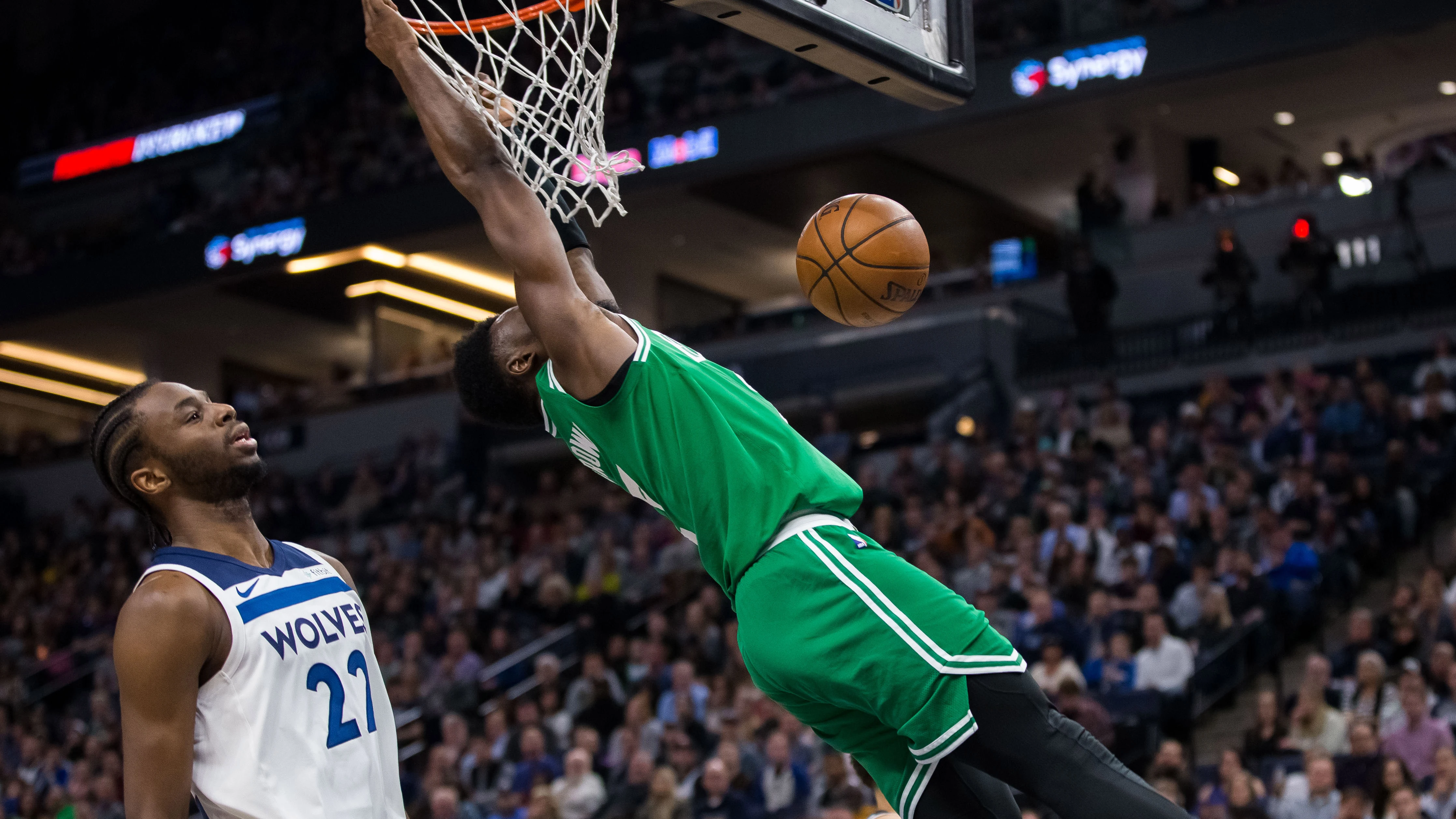 El mate de Jaylen Brown ante los Timberwolves