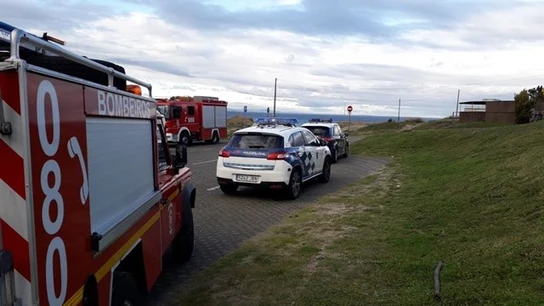 Efectivos de bomberos y policía en la playa de Doniños Efectivos de bomberos y policía en la playa de Doniños
