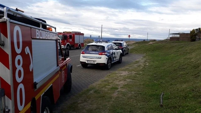 Efectivos de bomberos y policía en la playa de Doniños