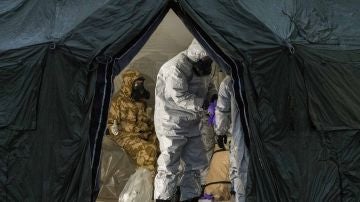Militares buscan la sustancia con la que envenenaron al exespía ruso y su hija