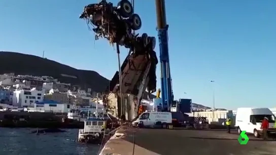 Los equipos trabajan en la recogida de combustible de las gabarras hundidas Los equipos trabajan en la recogida de combustible de las gabarras hundidas