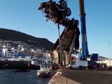 Los equipos trabajan en la recogida de combustible de las gabarras hundidas Los equipos trabajan en la recogida de combustible de las gabarras hundidas