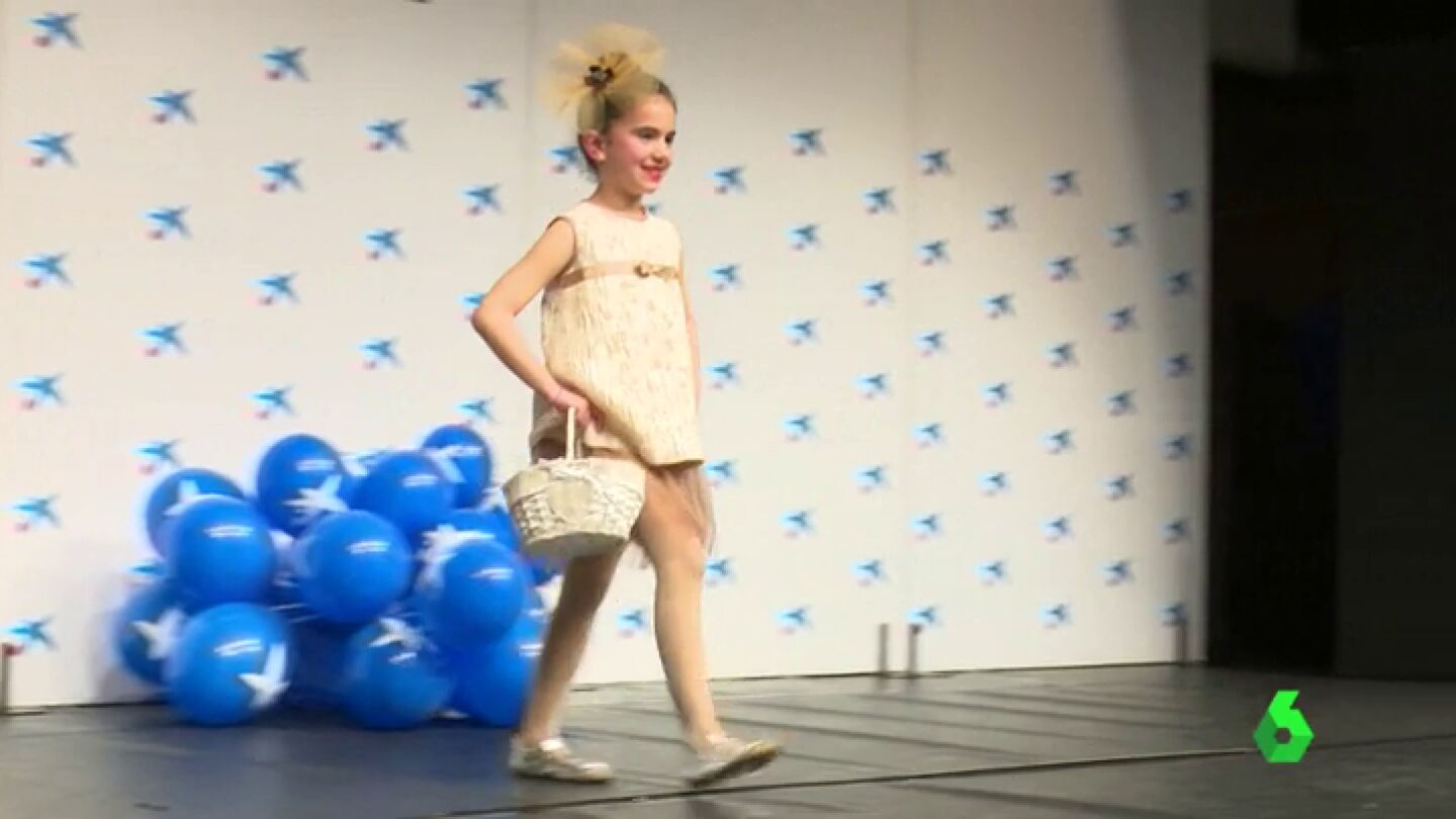 Mujeres de la Ca&ntilde;ada Real muestran sus trajes en un desfile en el auditorio CaixaForum