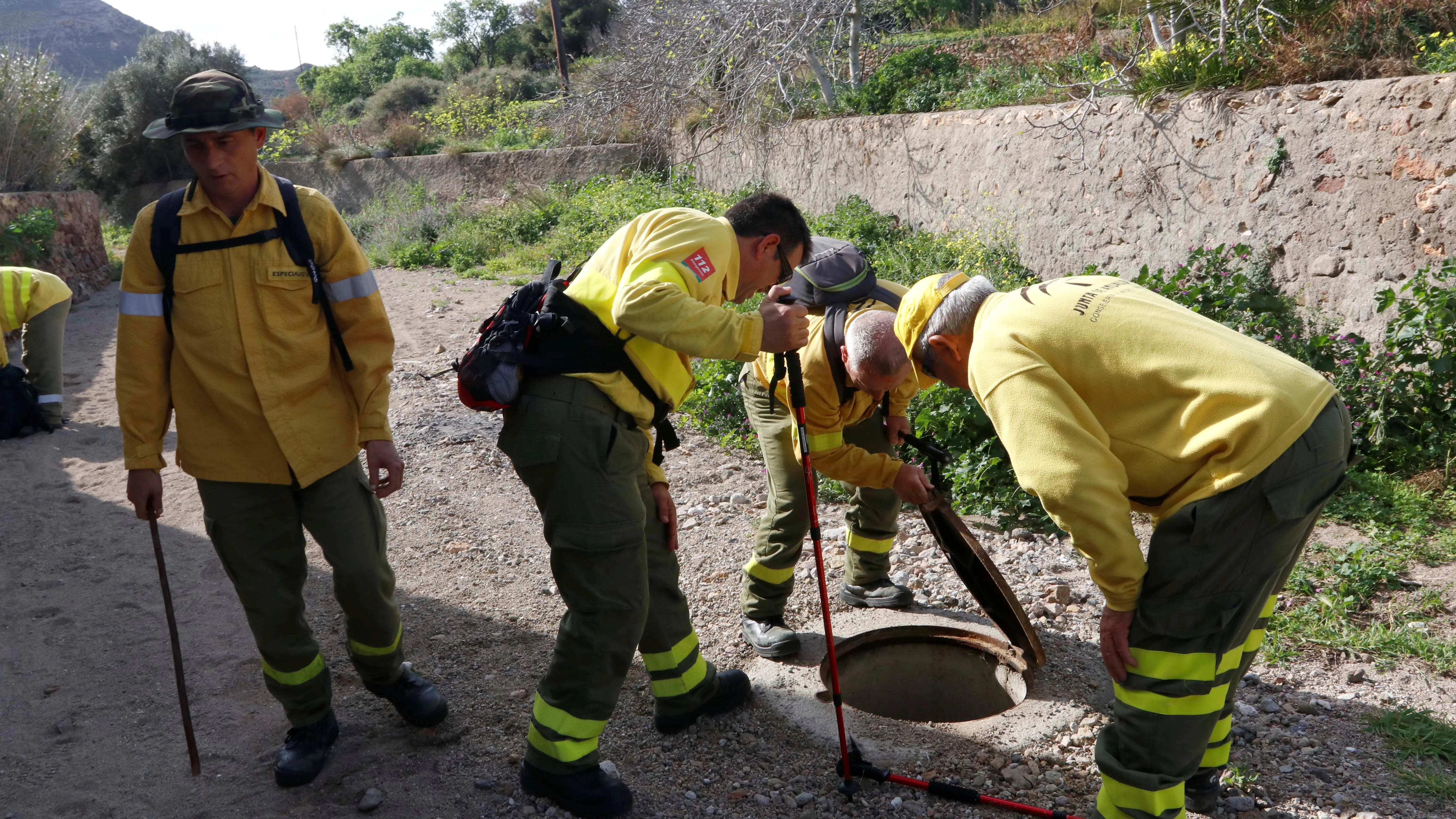 Agentes del INFOCA peinan la zona contigua al lugar de la localidad de Níjar donde desapareció Gabriel Cruz