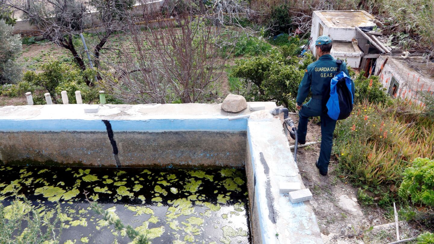 Un efectivos del equipo de Monta&ntilde;a y GEAS de actividades subacu&aacute;ticas prosigue la b&uacute;squeda de Gabriel Cruz alrededor de la vivienda de la abuela del ni&ntilde;o desparecido