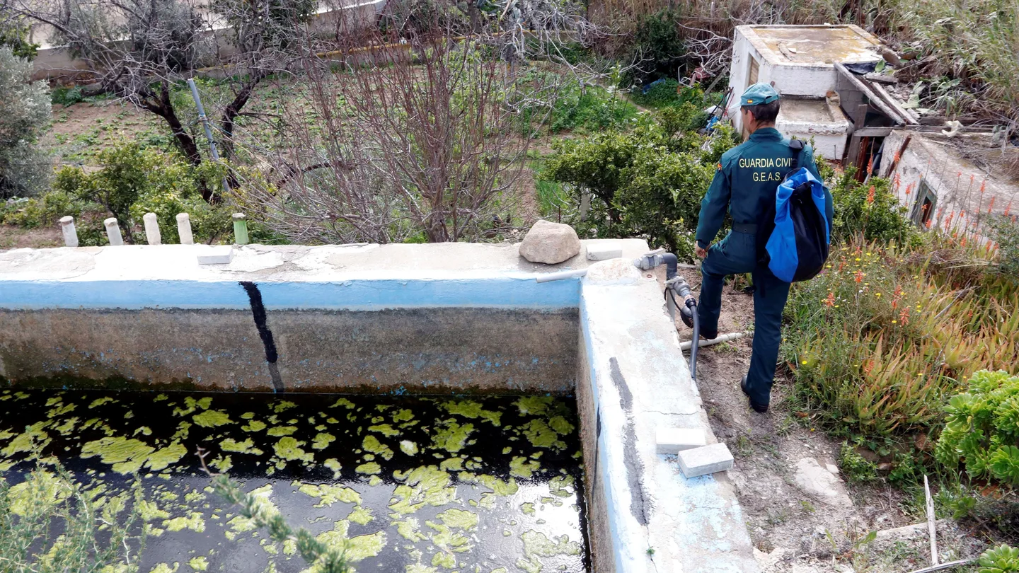 Un efectivos del equipo de Montaña y GEAS de actividades subacuáticas prosigue la búsqueda de Gabriel Cruz alrededor de la vivienda de la abuela del niño desparecido Un efectivos del equipo de Montaña y GEAS de actividades subacuáticas prosigue la búsqueda de Gabriel Cruz alrededor de la vivienda de la abuela del niño desparecido