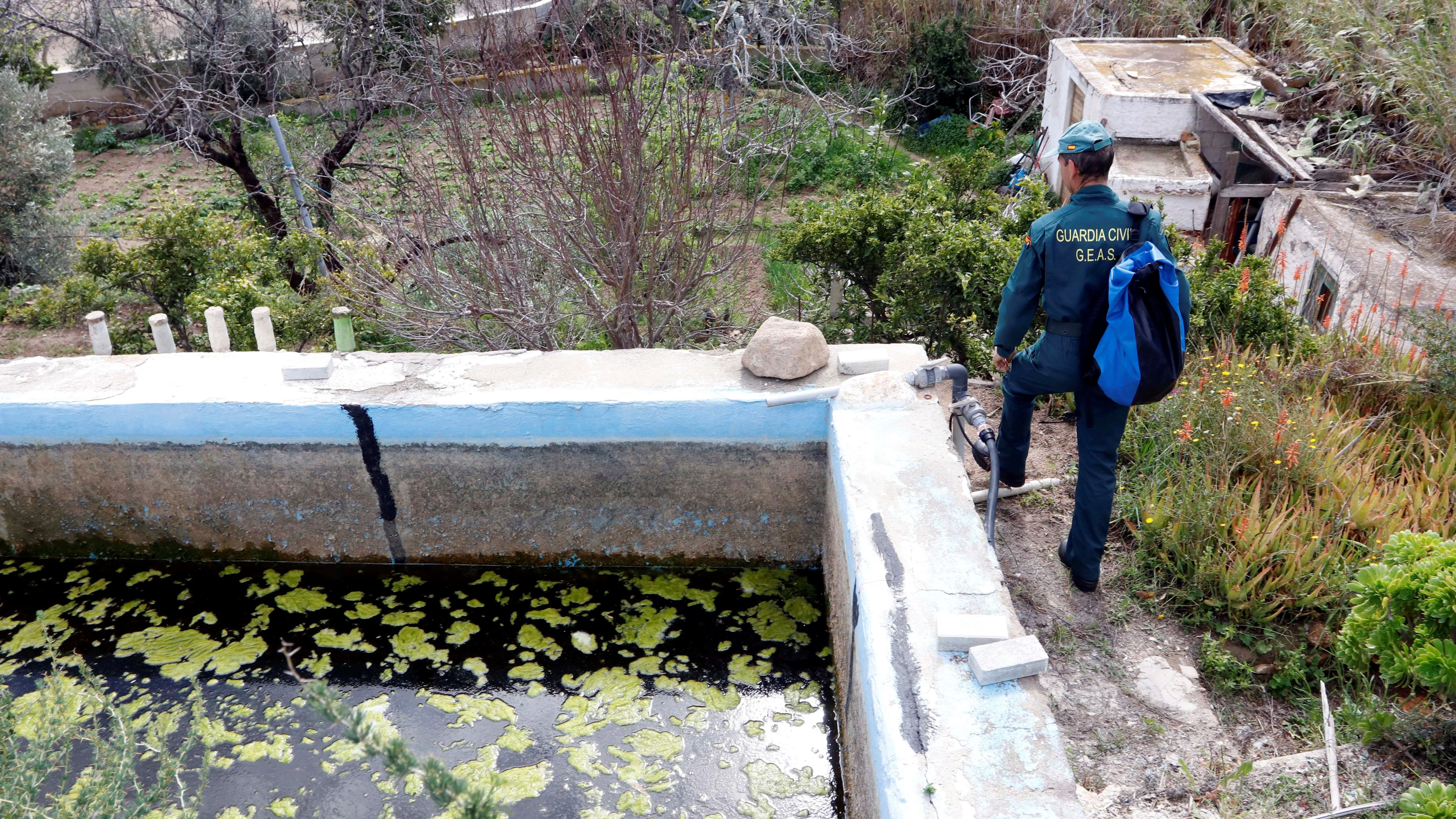 Un efectivos del equipo de Montaña y GEAS de actividades subacuáticas prosigue la búsqueda de Gabriel Cruz alrededor de la vivienda de la abuela del niño desparecido