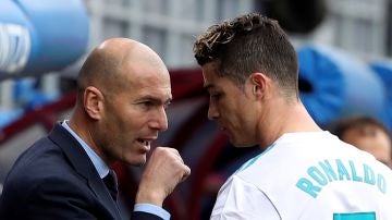 Zidane conversa con Cristiano en Ipurúa