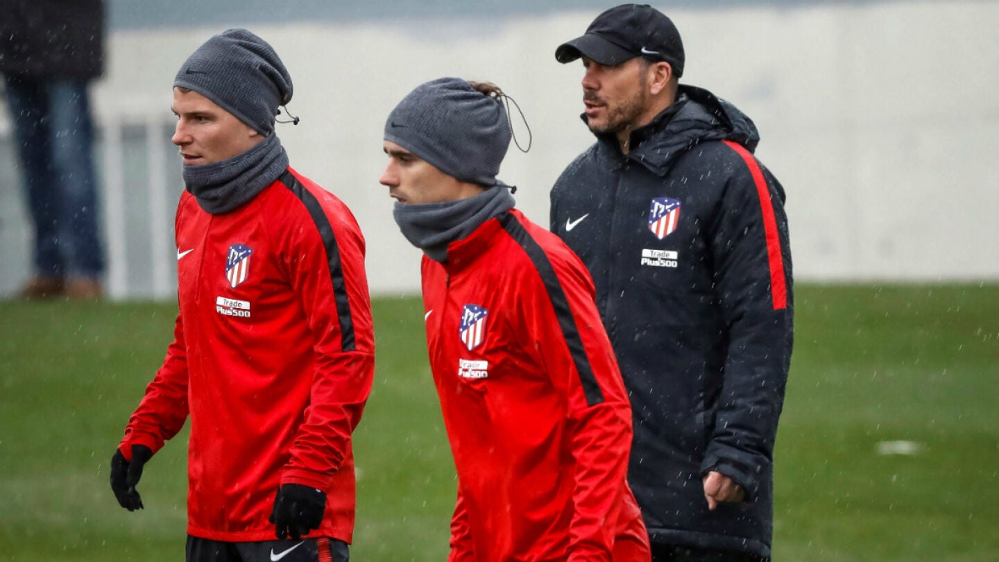Simeone, en un entrenamiento junto a Griezmann y Gameiro