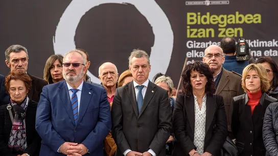 Participantes en el homenaje a las víctimas del terrorismo organizado en Bilbao por el Gobierno Vasco Participantes en el homenaje a las víctimas del terrorismo organizado en Bilbao por el Gobierno Vasco