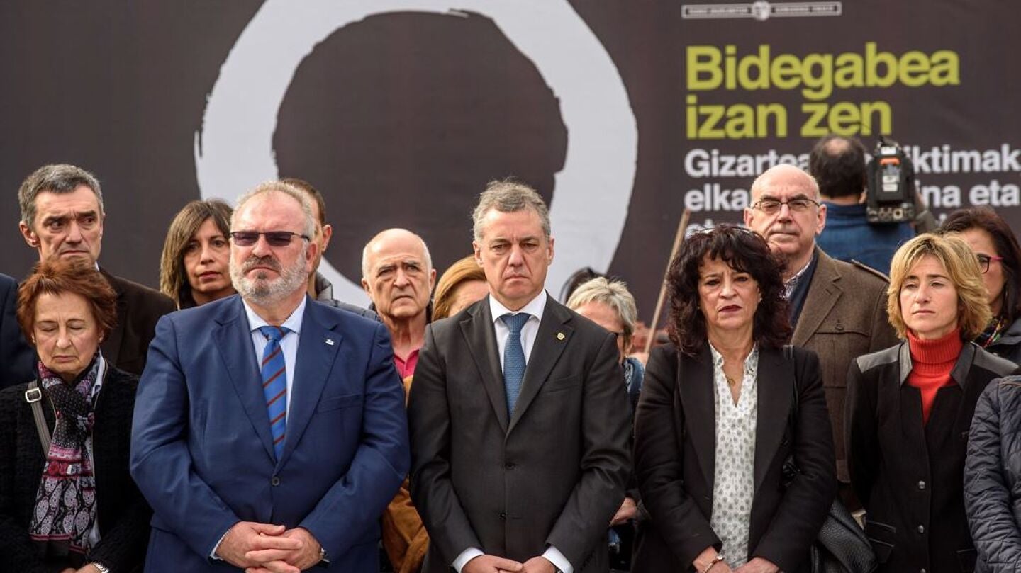 Participantes en el homenaje a las v&iacute;ctimas del terrorismo organizado en Bilbao por el Gobierno Vasco 