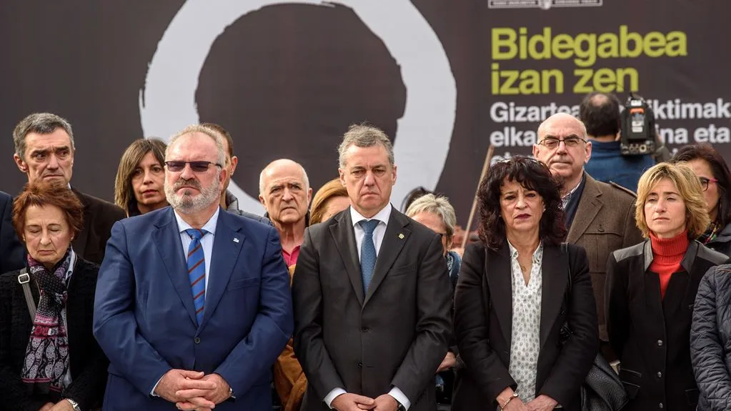 Participantes en el homenaje a las víctimas del terrorismo organizado en Bilbao por el Gobierno Vasco 