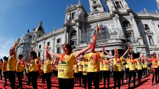 Activistas antitaurinos rompen banderillas ante la puerta de la Plaza del Ayuntamiento, en protesta contra la tauromaquia en la ciudad de Valencia Activistas antitaurinos rompen banderillas ante la puerta de la Plaza del Ayuntamiento, en protesta contra la tauromaquia en la ciudad de Valencia