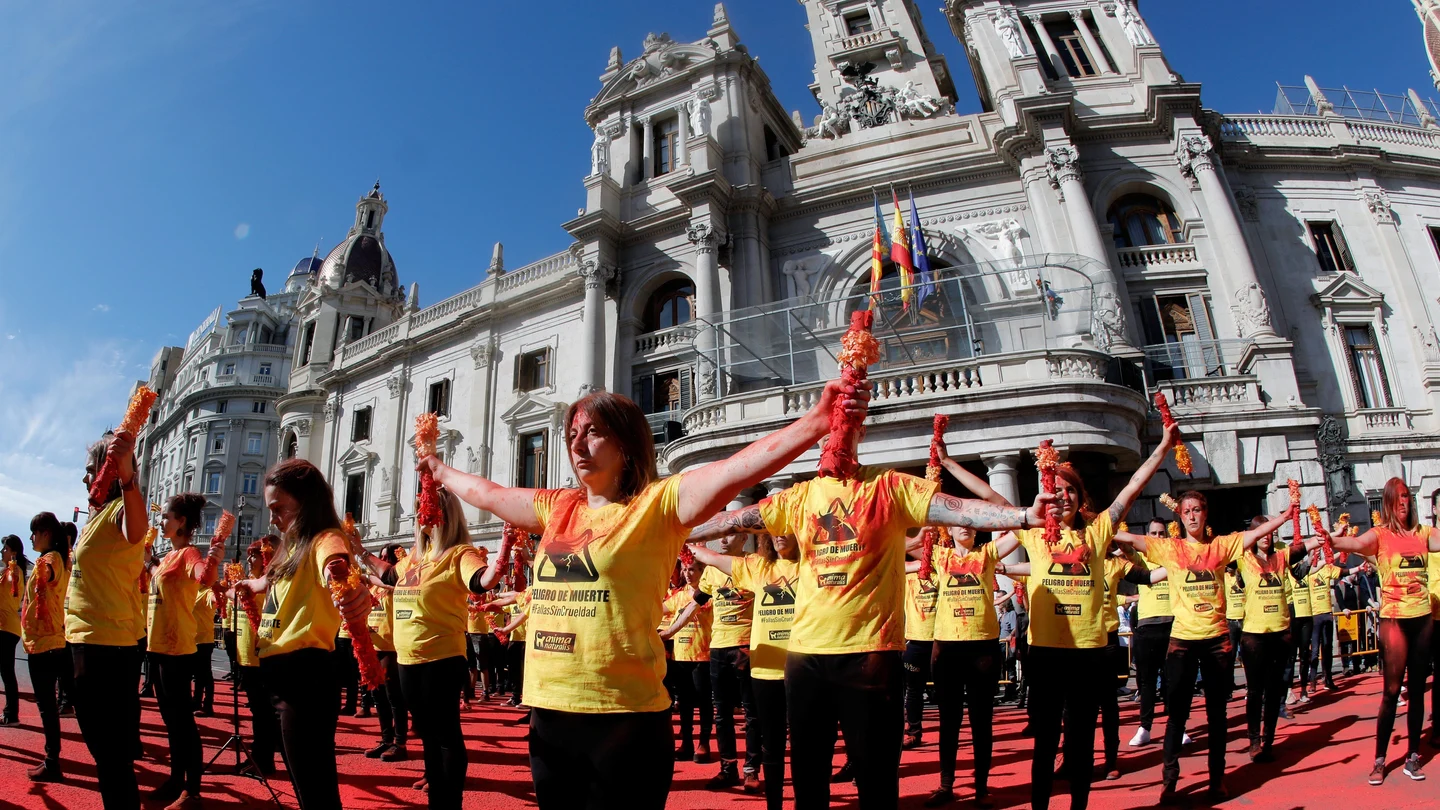 Activistas antitaurinos rompen banderillas ante la puerta de la Plaza del Ayuntamiento, en protesta contra la tauromaquia en la ciudad de Valencia Activistas antitaurinos rompen banderillas ante la puerta de la Plaza del Ayuntamiento, en protesta contra la tauromaquia en la ciudad de Valencia