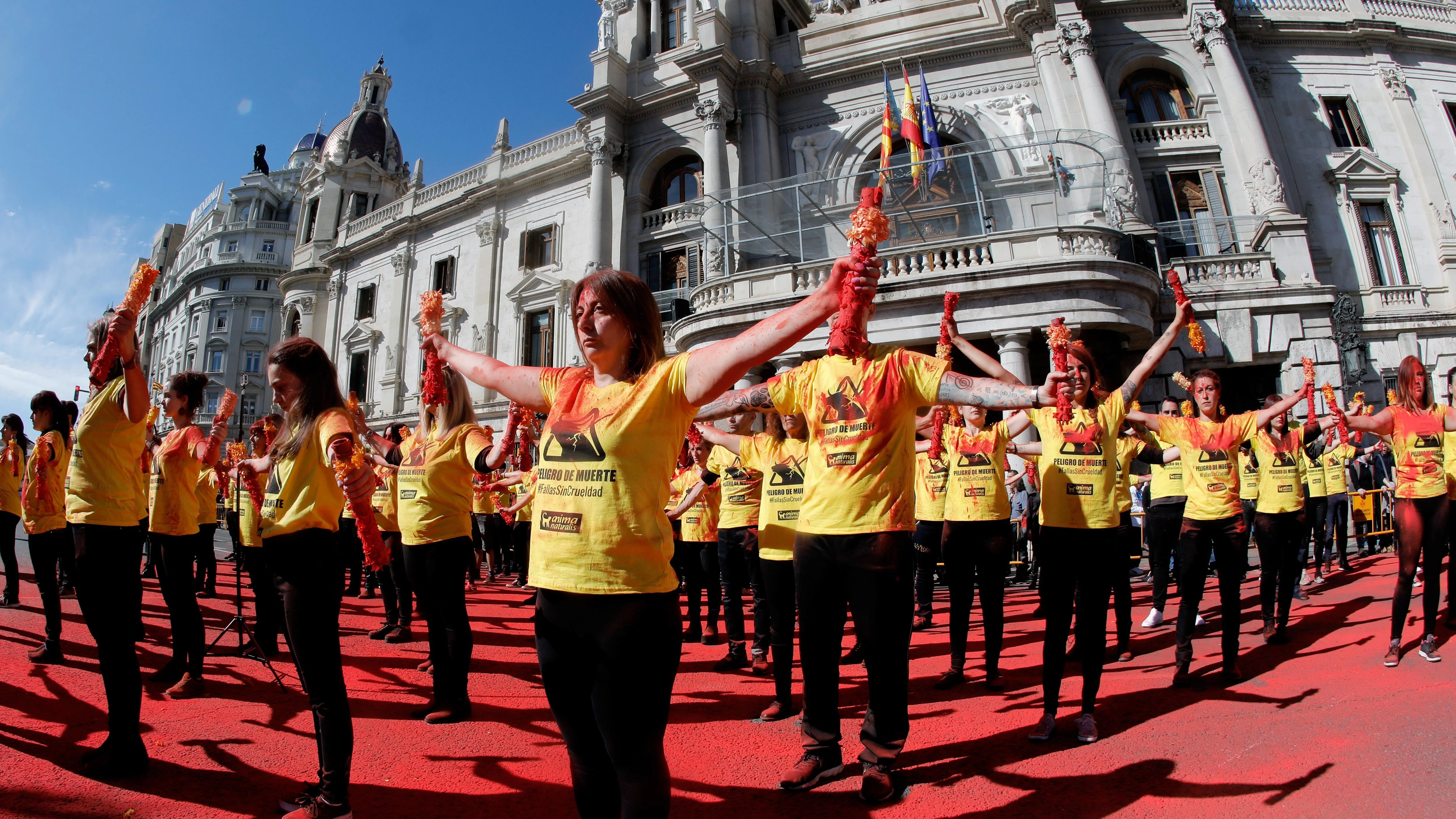 Activistas antitaurinos rompen banderillas ante la puerta de la Plaza del Ayuntamiento, en protesta contra la tauromaquia en la ciudad de Valencia