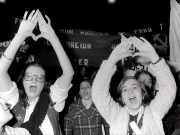 Mujeres manifestándose por la igualdad entre hombres y mujeres Mujeres manifestándose por la igualdad entre hombres y mujeres