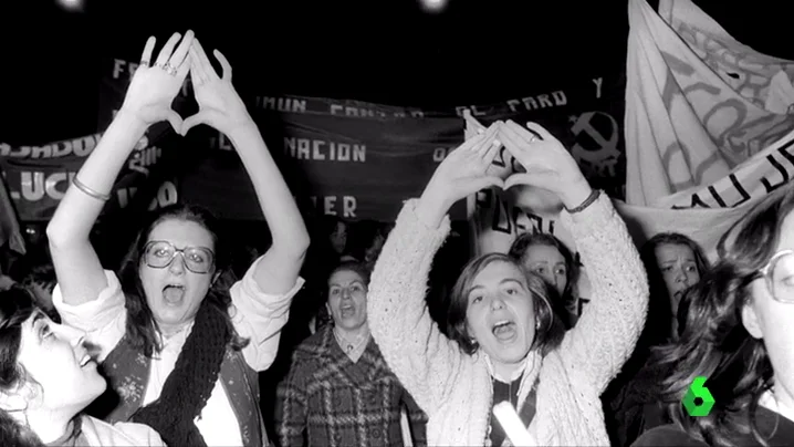 Mujeres manifestándose por la igualdad entre hombres y mujeres