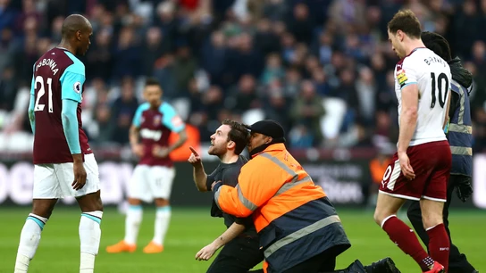 Un aficionado increpa a un jugador del West Ham Un aficionado increpa a un jugador del West Ham