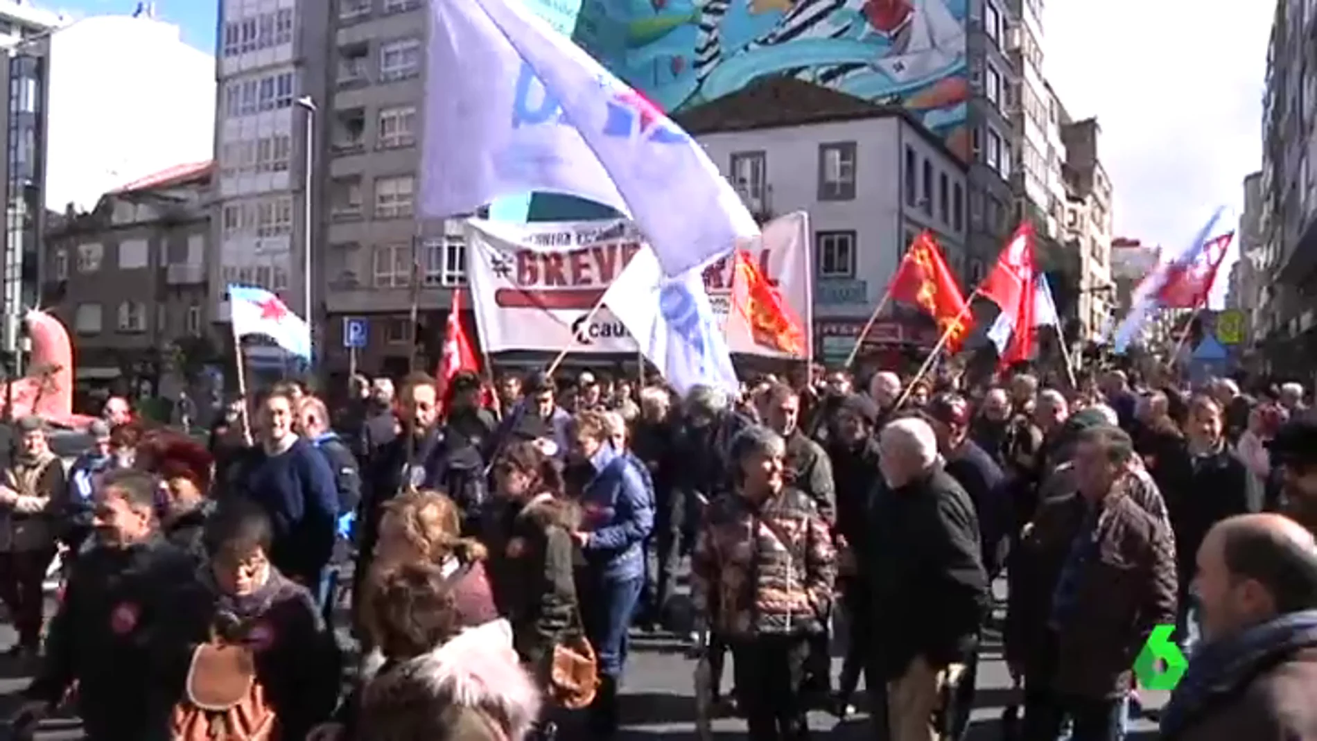 Centenares de personas protestan contra la precariedad laboral y la pobreza