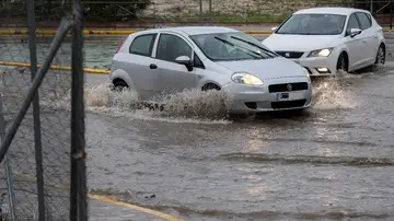 Vehículos en una calle inundada en Sevilla Vehículos en una calle inundada en Sevilla