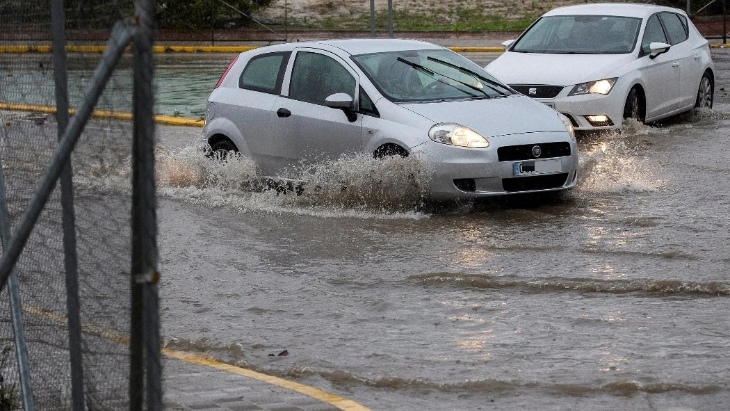 Vehículos en una calle inundada en Sevilla