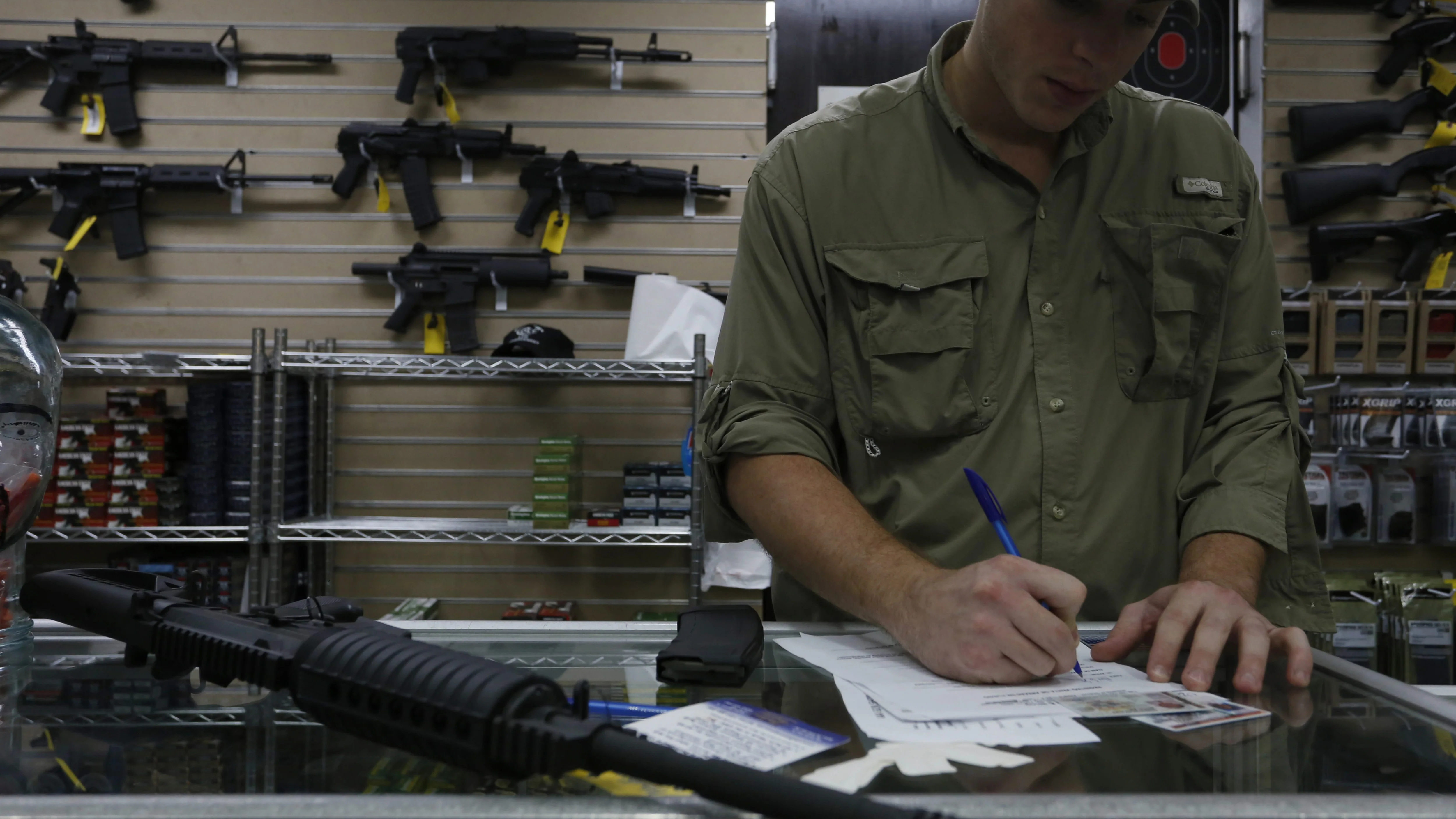 Imagen de archivo de una tienda de armas Imagen de archivo de una tienda de armas