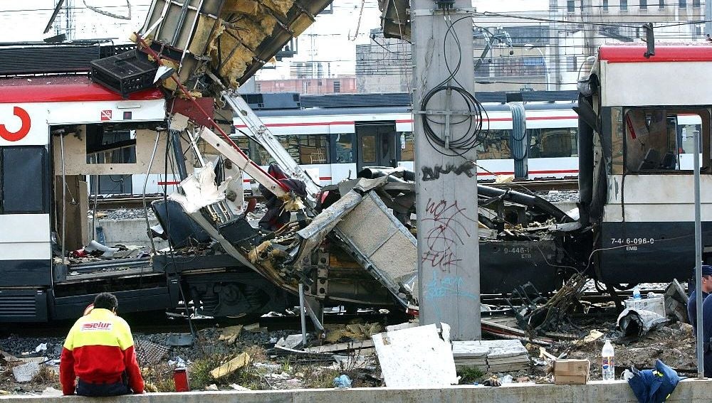 Restos de uno de los vagones en la estación de Atocha tras una explosión el 11M