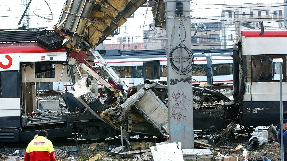 Restos de uno de los vagones en la estación de Atocha tras una explosión el 11M