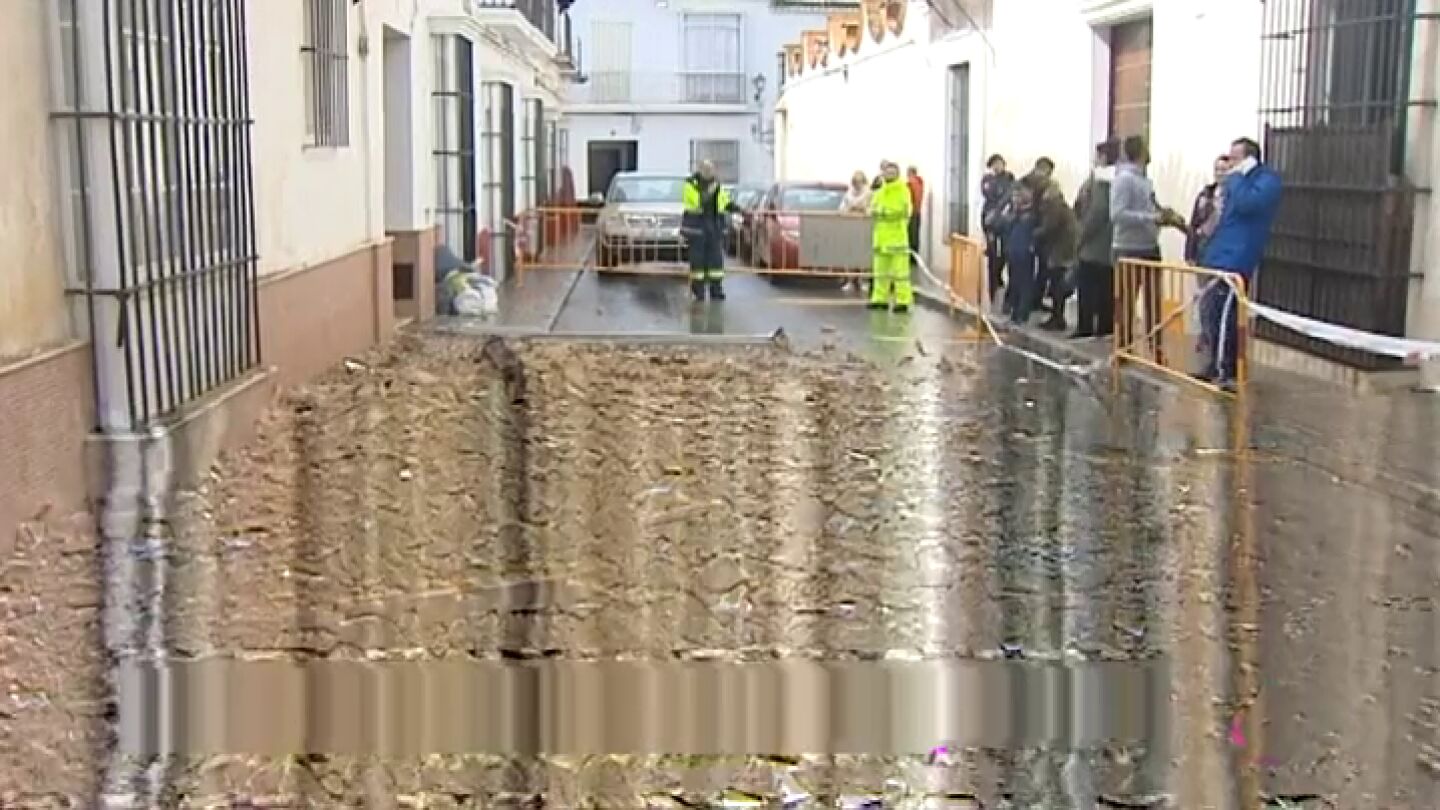 16 vecinos desalojados por el derrumbe del techo de su casa en Sanl&uacute;car, no hay heridos