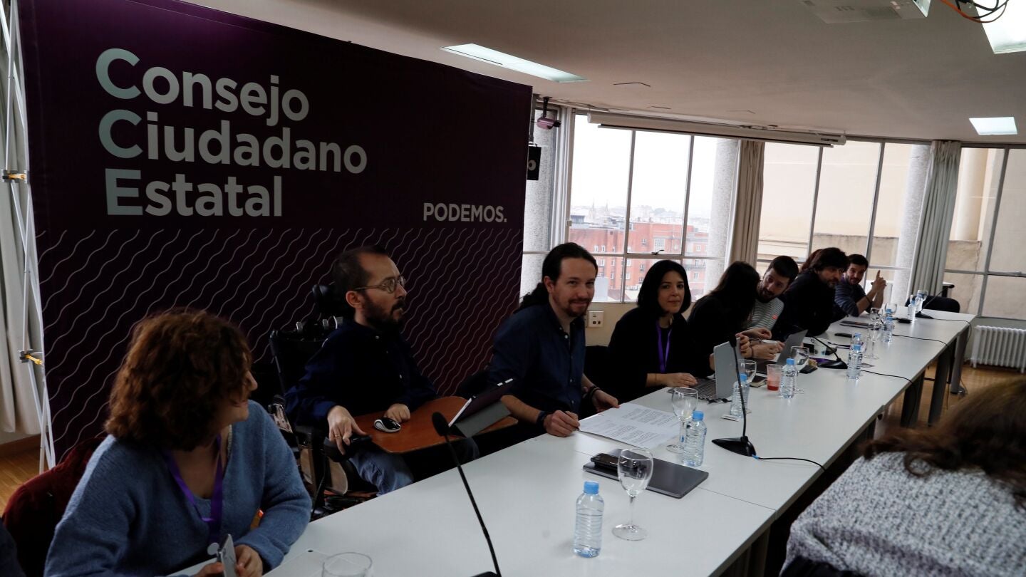 El l&iacute;der de Podemos, Pablo Iglesias, y el secretario de Organizaci&oacute;n de Podemos, Pablo Echenique, durante la reuni&oacute;n del Consejo Ciudadano Estatal