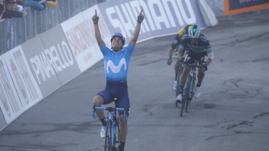 Mikel Landa alza los brazos en la meta de Sassotetto