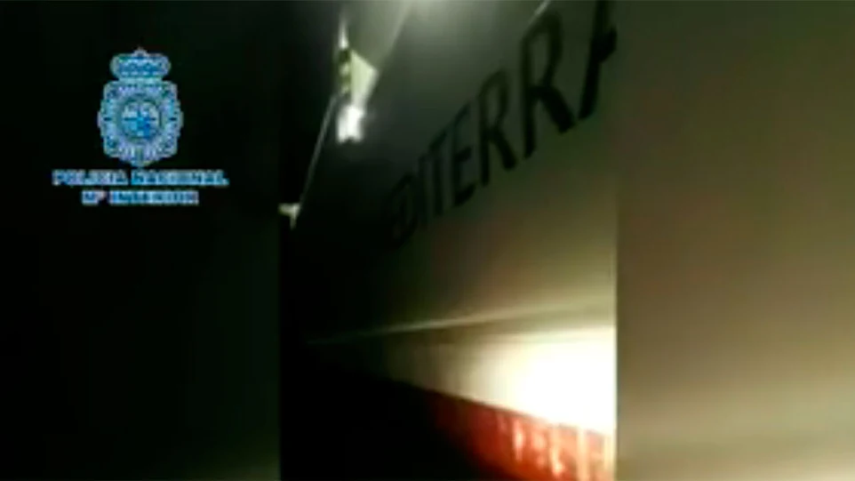 Fragmento del vídeo del rescate en el puerto de Málaga Fragmento del vídeo del rescate en el puerto de Málaga