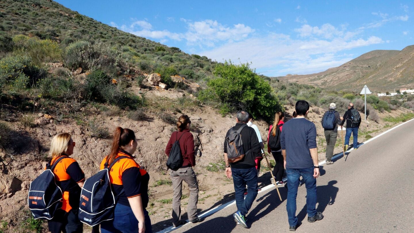 Un grupo de voluntarios peina la zona contigua al lugar de la localidad de N&iacute;jar donde desapareci&oacute; Gabriel Cruz