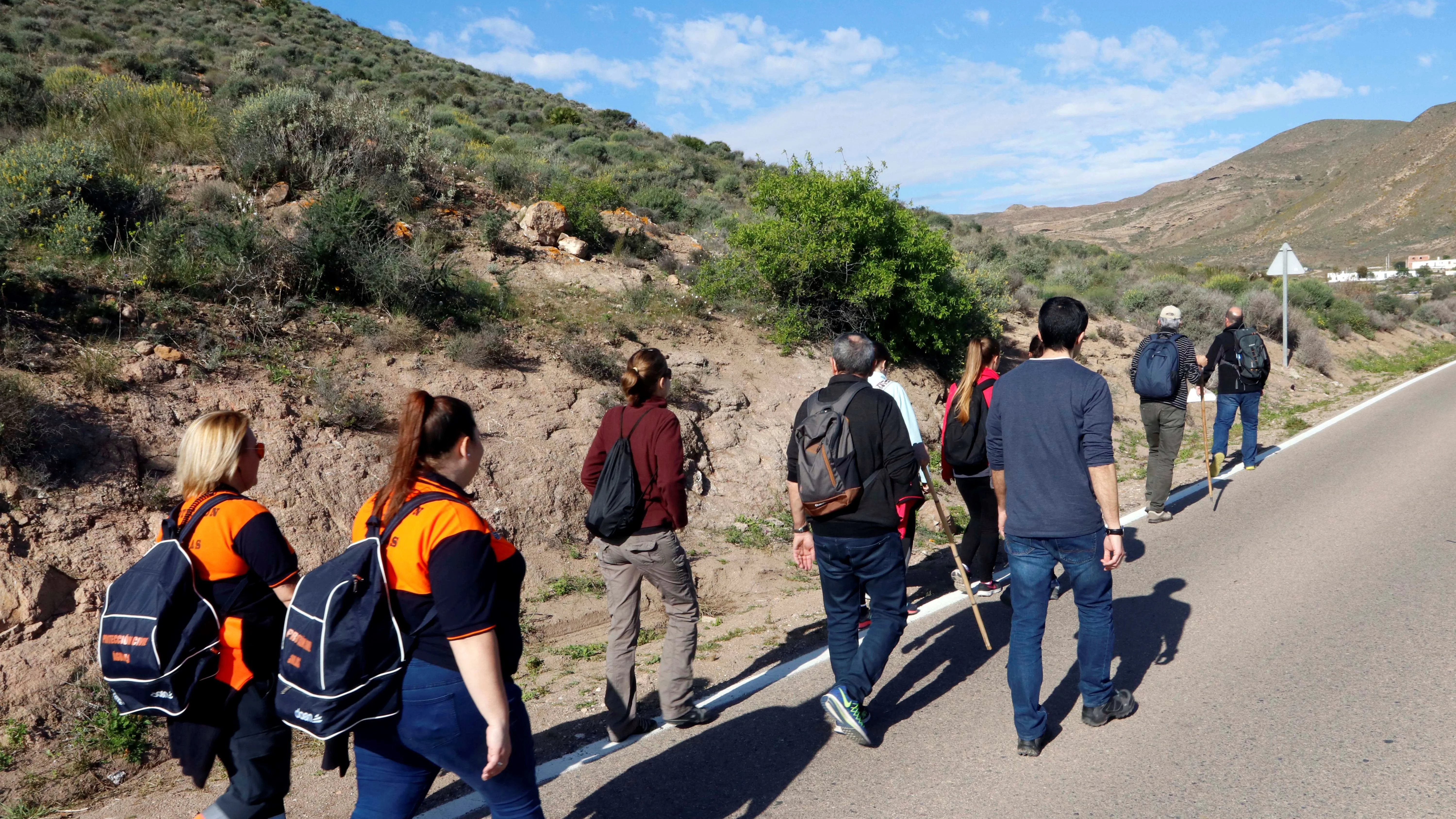 Un grupo de voluntarios peina la zona contigua al lugar de la localidad de Níjar donde desapareció Gabriel Cruz