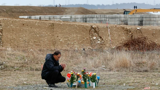 Un hombre recuerda a las víctimas del tsunami Un hombre recuerda a las víctimas del tsunami
