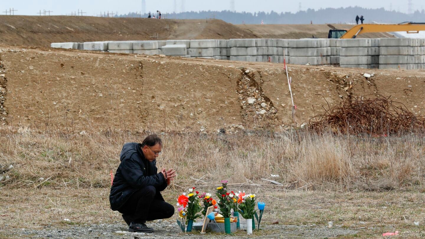 Un hombre recuerda a las v&iacute;ctimas del tsunami